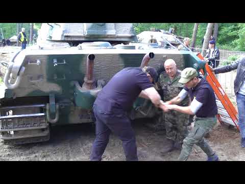 Starting a Tiger II at Militracks 2018 " Hand Crank Engine Start Up "