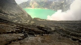 preview picture of video 'JAVA - Kaweh Ijen sulphur crater lake'