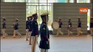 Takaichi riceve Meloni a Tokyo, la Guardia d'onore giapponese si prepara alla cerimonia