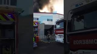 Pavoroso incendio en una nave de Arrecife