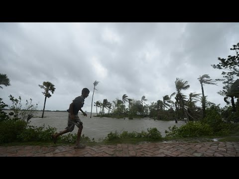 "Amphan": stärkster Zyklon seit mehr als 20 Jahren tobt über Bangladesch und Indien | AFP Extrait
