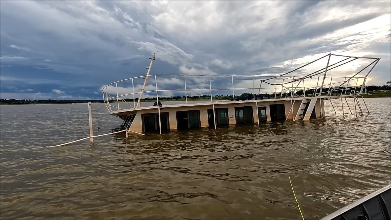 Tempestade virou barco de luxo Pescaria de Curvinas e mandi no Rio thomaizao Cardoso sp