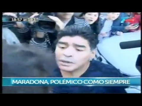 Maradona abofetea a un periodista