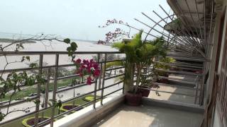 preview picture of video 'Riverfront View from Paragon Hotel 2/3 - Phnom Penh, Cambodia'