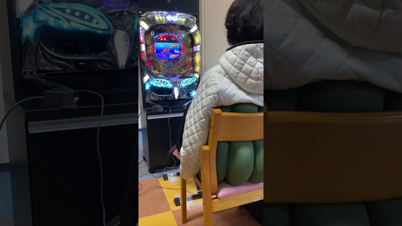 福祉施設で座ったまま足を動かす機能訓練用パチンコの様子