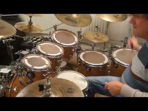 DW Collectors twisted birch over maple with matching 6x10 snare. Soundcheck