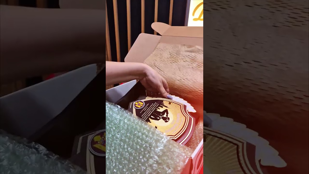 Thumbnail video Trofeu personalizat - Special pentru colonel