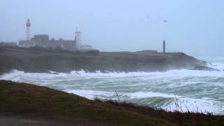preview picture of video 'La pointe Saint-Mathieu lors de la tempête Ulla - Plougonvelin - Finistère - très grosse mer'