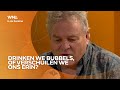Drinken we bubbels, of verschuilen we ons erin?