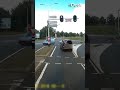 Oei, deze automobilist kruipt voor en rijdt door rood op een druk kruispunt | RTV Oost