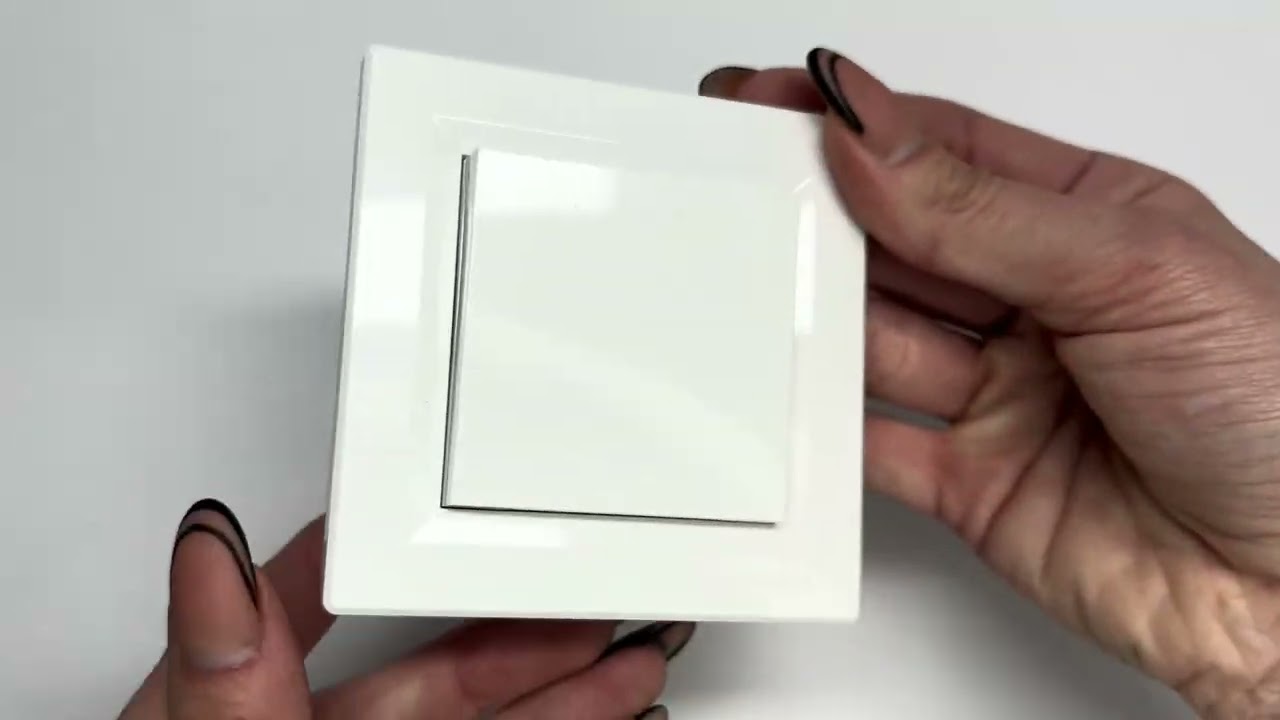 Розетка одинарная с/з и крышкой SCHNEIDER Asfora белая EPH3100121