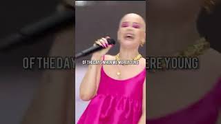 Anne Marie singing 2002 with crowd part 2