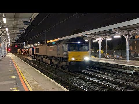 DRS 66428 and 66426 head through Ipswich working 3S10 30/10/20