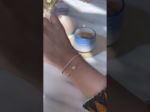 أسورة الفراشة الأنيقة باللون الذهبي (B754) .