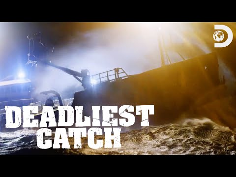 Stormy Seas | Deadliest Catch | Discovery