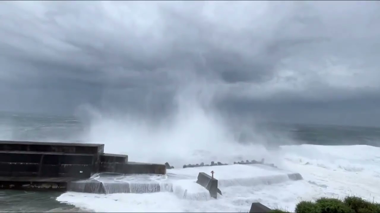 Izu Oshima Pounded by Giant Waves as Typhoon Jangmi Strikes || ViralHog