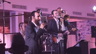 ברי וובר שר את 'Korban' בהופעה חיה, בפעם הראשונה לאחר ההוצאה, עם הרשי ויינברגר, מלחין השירים