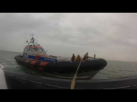 KNRM-knopen en slepen met 2 redding schepen