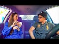 Die Monetärste Schönheit Im Auto Und Im Geschäft Ein Date Mit Einem Mädchen Und Ein Geflüsterte