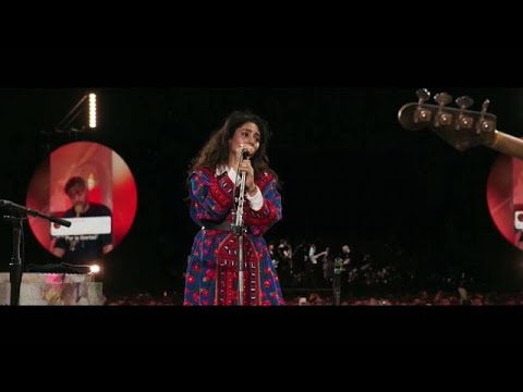 Coldplay konserinde İranlı şarkıcıyla birlikte protestoların sembol şarkısı 'Beraye'yi söyledi…