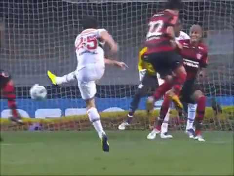 Um golaço em chute de fora da área em 2011 pelo São Paulo