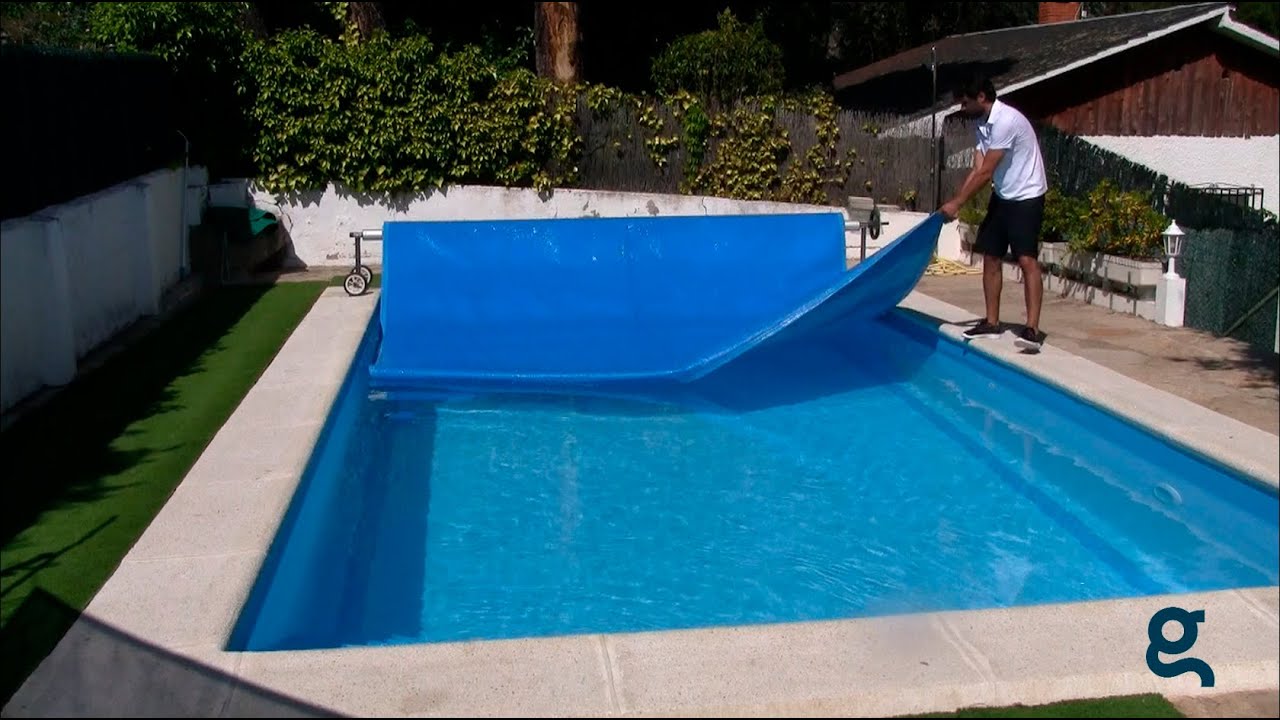 Cómo colocar y retirar un cobertor solar de piscina.