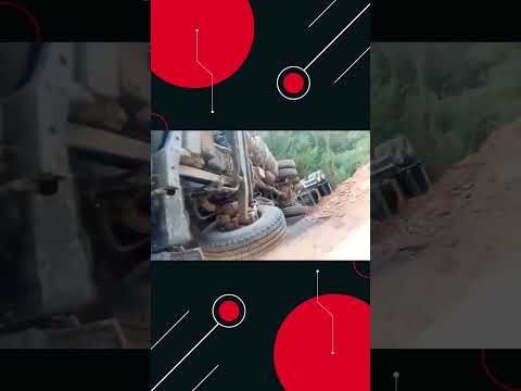 Carreta carregada com madeira tomba em Cerro Azul PR.