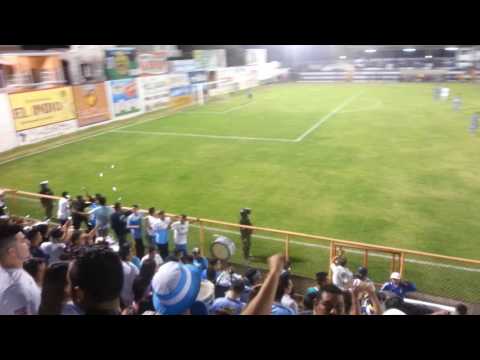 "Alianza F.C y su hinchada de visita en Metapán." Barra: La Ultra Blanca y Barra Brava 96 • Club: Alianza