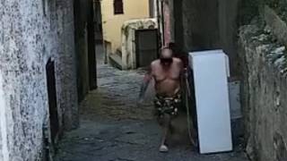 De Luca e «l'imbecille in costume hawaiano» che lascia il frigo in strada