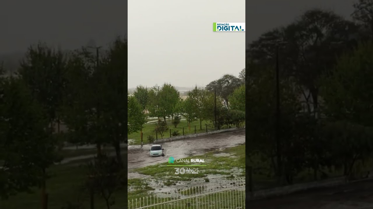 Chuva alaga rua e arrasta carro que estava estacionado em Rosário do Sul (RS)