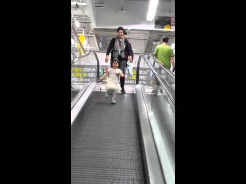 超萌張多多 ～ 手扶梯跑來跑去啊2016/4/17