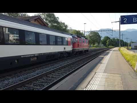 Schweizer IC mit Re 4/4 nach Chur fährt in Maienfeld durch