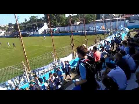 "Llega la hinchada (Argentino 2-1 Sacachispas)" Barra: La Banda del Mate • Club: Argentino de Quilmes