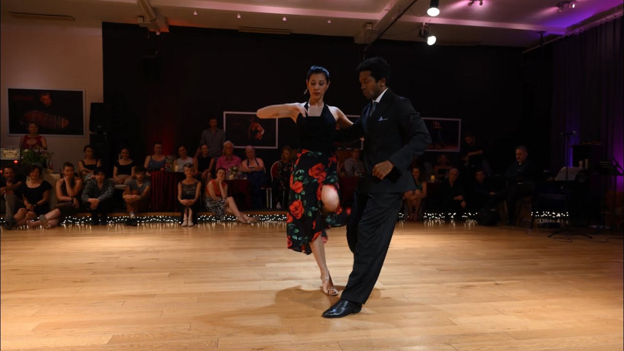 Video thumbnail for Silvina Tse y Julio Alvarez: Bajo el cielo de Paris