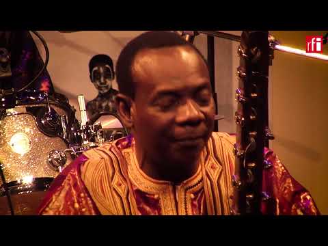 Toumani Diabaté et le Symmetric Orchestra interprètent "Mali Sadio"