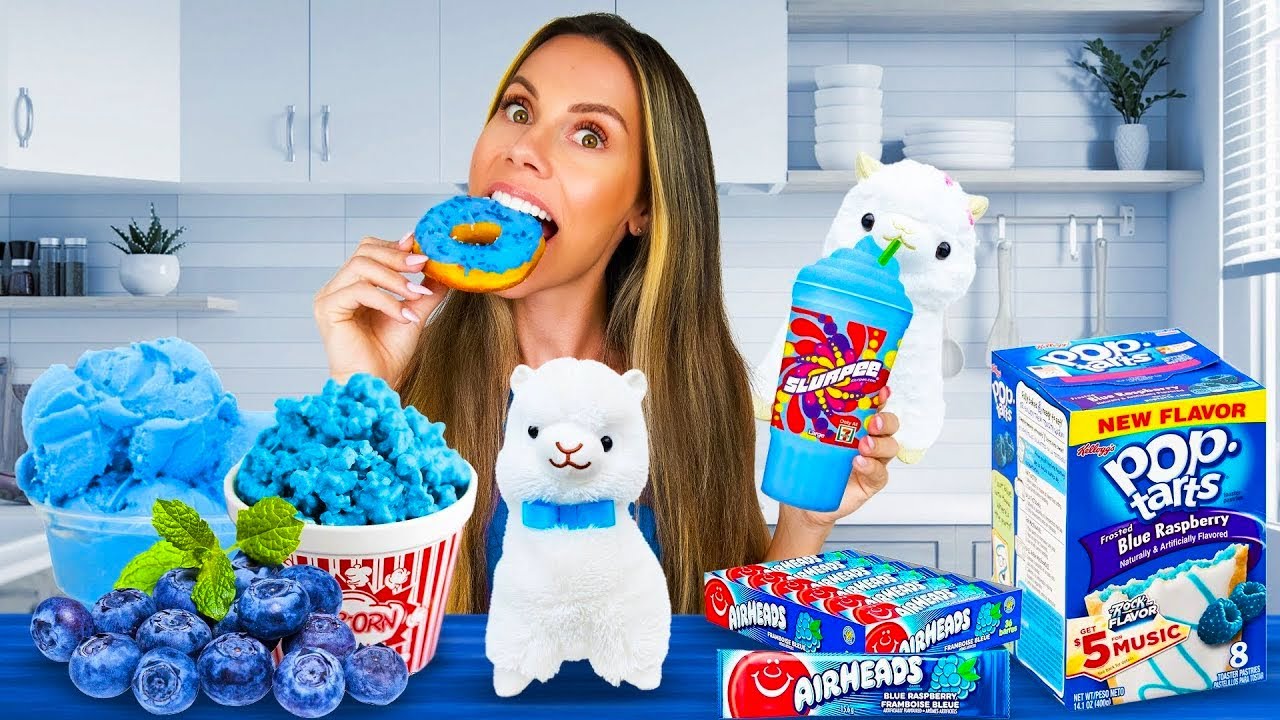 EATING ONLY BLUE FOODS FOR 24 HOURS !