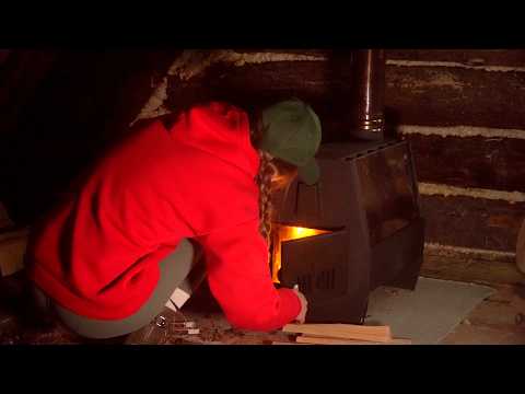 EINE KALTE NACHT MIT MEINER FRAU IN EINEM BLOCKHAUS IN DER WILDNIS ÜBERLEBEN