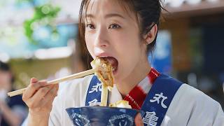上戸彩、浴衣＆法被姿で冷うどんを味わう「鬼おいしい！」　丸亀製麺 新CM＋メーキング