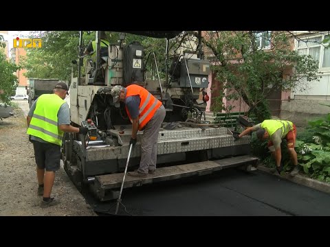 The inter-courtyard driveway and yard are being repaired in Poltava at 87 Nebesna Sotnia St.