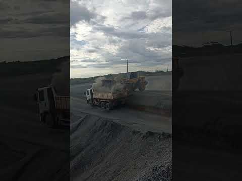 puxando material do britador morro cabeça no tempo Piauí 🇧🇷