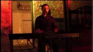 Joan Dausa cantan "En veu baixa" a la III edició del "Festival l'Hora del Pati"