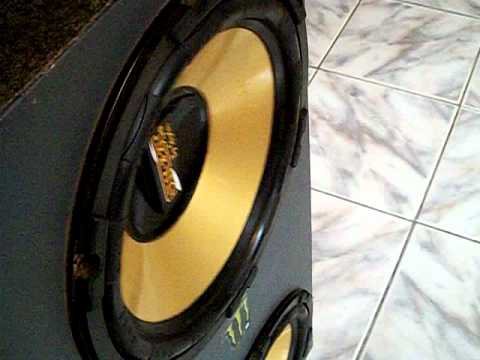 tocando um axe nas cornetinhas