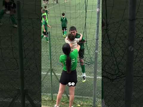 Ovaj dječak je napustio utakmicu da zagrli svoju sestru ❤️#viral #zanimljivo #foryou