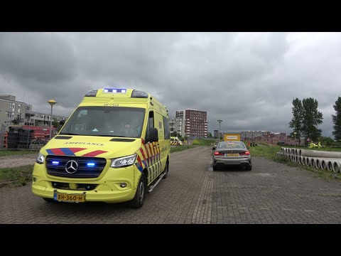 Ambulances en traumahelikopter vertrekken met spoed vanaf medisch incident in de Grietenij Lelystad