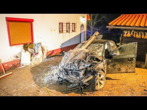 ++ SPEKTAKULÄRER CRASH: BMW KRACHT IN KÜCHE ++ FEUERWEHR & THW im EINSATZ | - Extremer Schaden -