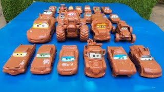 Clean up muddy minicars fall into the water & disney pixar car convoys! Play in the garden