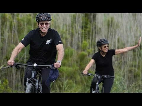 شاهد الرئيس الأميركي جو بايدن وزوجته يقودان الدراجة الهوائية خلال العطلة الصيفية