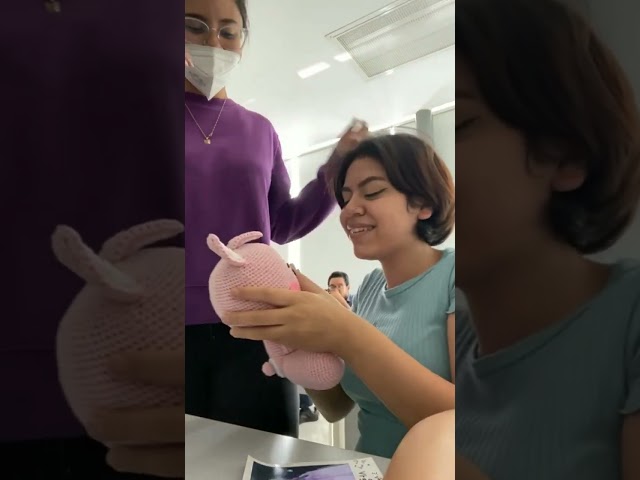 Vídeo relacionado con HVIHWI Amigurumi Gato Positivo, Regalo Alentador y Amuleto de la Suerte, Muñeca Hecha a Mano para Apoyo Emocional, Regalo Motivacional para Amigos, Colegas y Familia, Mini Decoración Gris