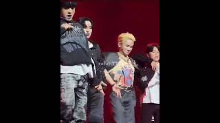 Download lagu Hyunsuk side-eyeing Junghwan during MMM performance whether he shows his abs or not🤣 #treasure #kpop mp3