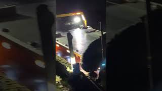 タイヤがバーストし悲しい顔で愛車を見送る女